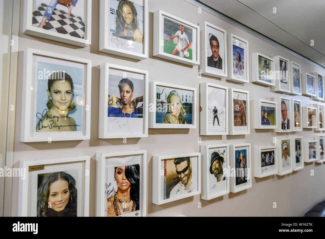 Handsignierte Bilder von Berühmtheiten, die Menzies Business Lounges an der Wand am Flughafen Johannesburg, Johannesburg, Südafrika verwendet haben Stockfoto