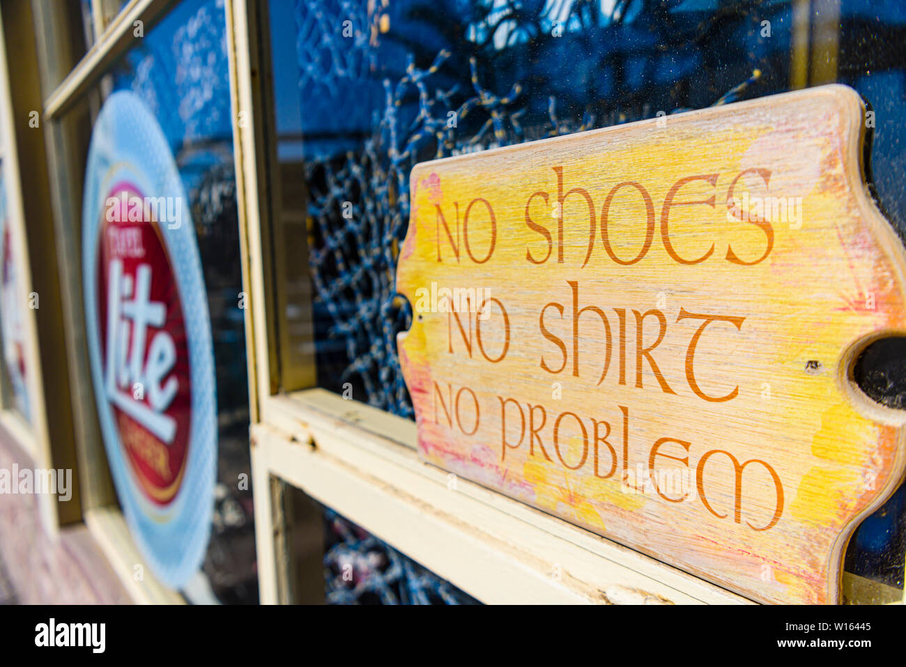 Schild am Eingang zu einem Pub: "Keine Schuhe, kein Hemd, keine Problem' Stockfoto