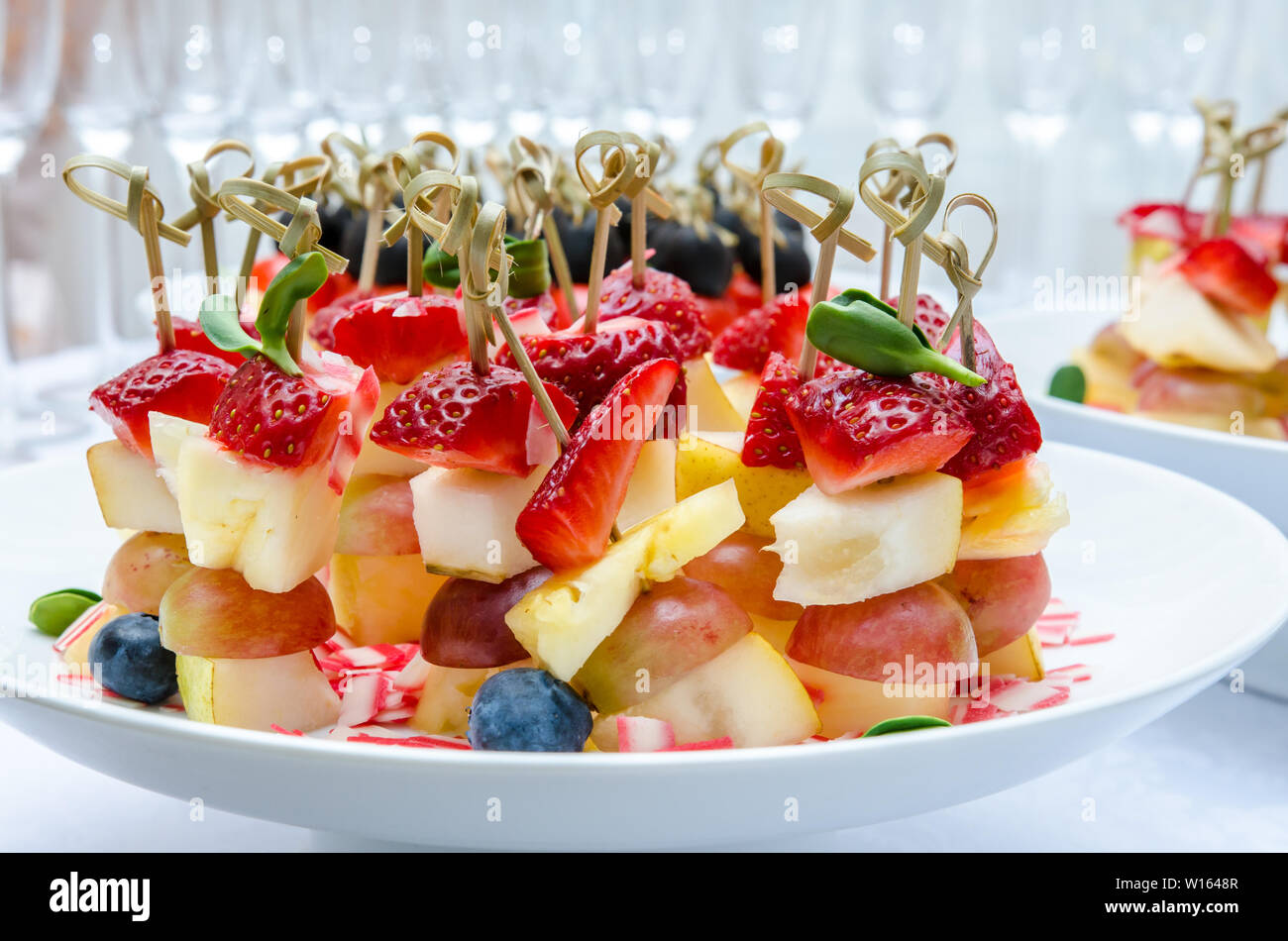 Satz von köstlichen Häppchen mit Erdbeere, Ananas, Birne, Blaubeeren und Traubenmost Stockfoto