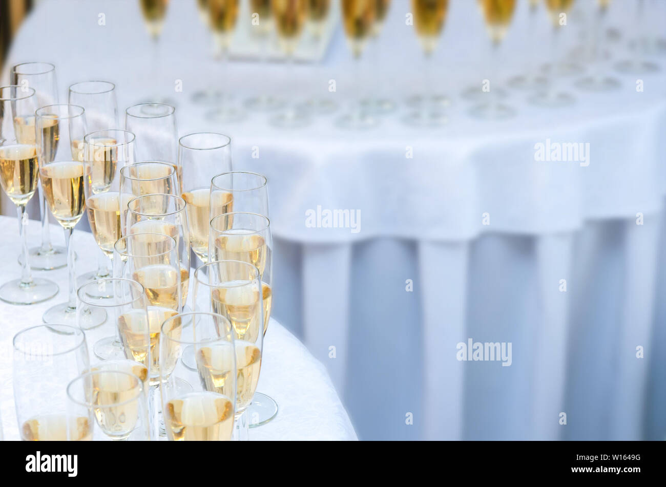 Viel Wein Gläser mit einem Sekt oder Weißwein auf dem runden Tisch. Alkohol Hintergrund Stockfoto