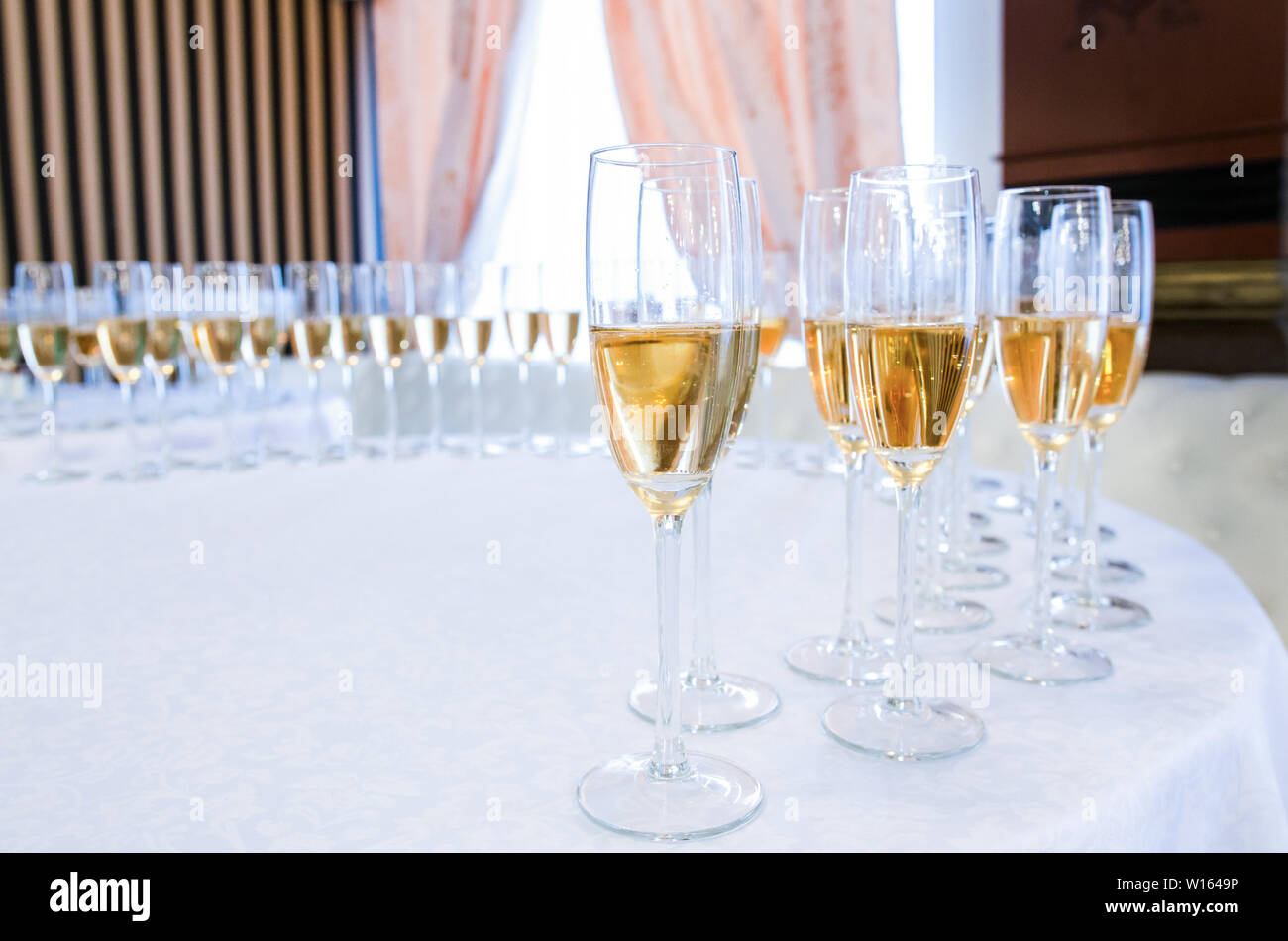 Champagner im Glas auf dem Buffet Stockfoto