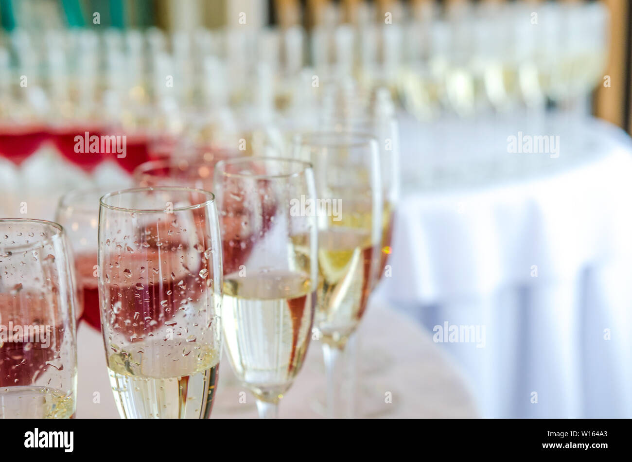 Gastronomie Bar zu feiern. Schönheit von innen für den Hochzeitstag. Champagner im Glas auf dem runden Tisch Stockfoto