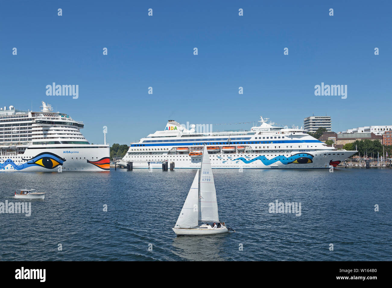 Kreuzfahrtschiffe AIDA prima und AIDA Cara, 125. Kieler Woche, Kiel, Schleswig-Holstein, Deutschland Stockfoto