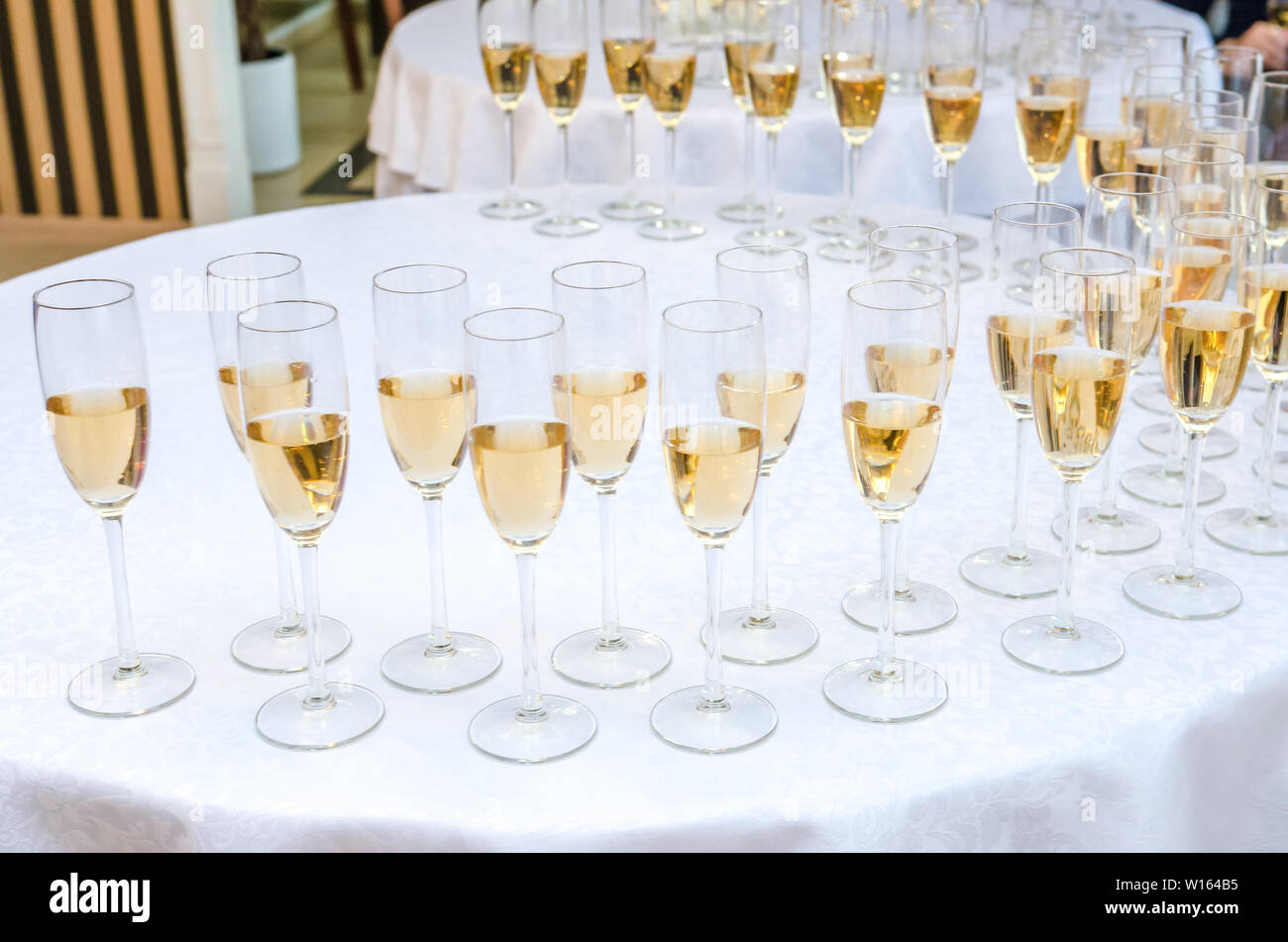 Gastronomie Bar zu feiern. Schönheit von innen für den Hochzeitstag. Champagner im Glas auf dem Buffet Stockfoto