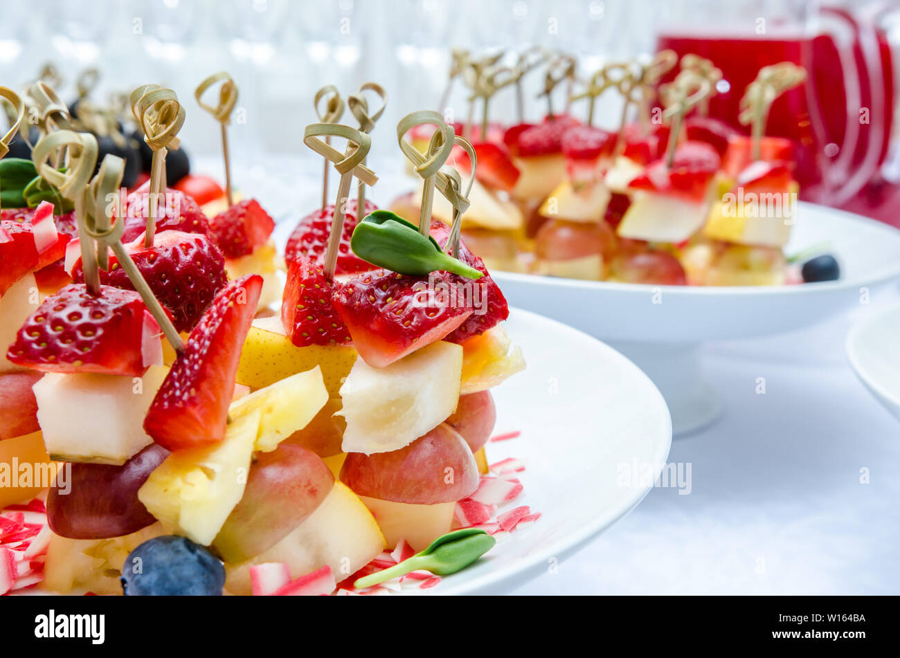 Satz von köstlichen Häppchen mit Erdbeere, Ananas, Birne, Blaubeeren und Traubenmost Stockfoto