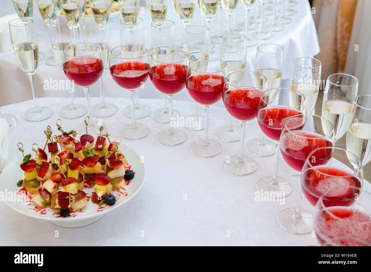 Champagner im Glas auf dem Buffet. Kanapees mit Erdbeer Stockfoto