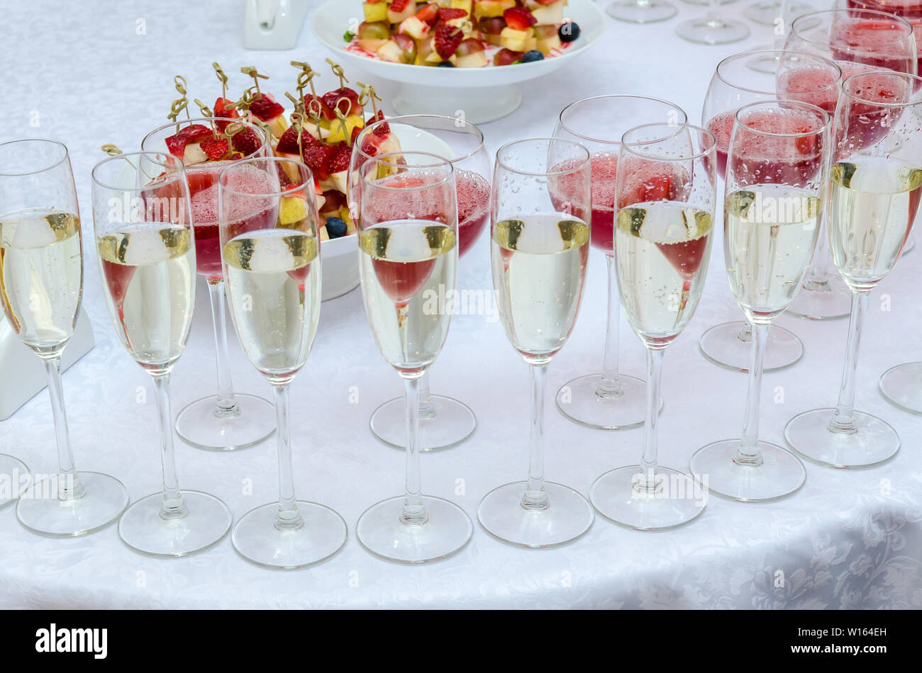 Champagner im Glas auf dem Buffet. Kanapees mit Erdbeer Stockfoto