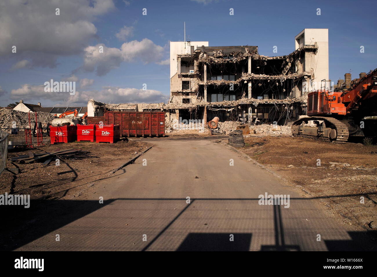 AJAXNETPHOTO. 2017. WORTHING, England. - MGM HAUS-MARINE UND ALLGEMEINE GEGENSEITIGE QUALITÄTSSICHERUNG (MGM) VERWALTUNGSGEBÄUDE IN HEENE Straße teilweise abgerissen, um Platz für neue RUHESTAND GEHÄUSE ZU MACHEN. Foto: Jonathan Eastland/AJAX REF: DP 182706 96 Stockfoto