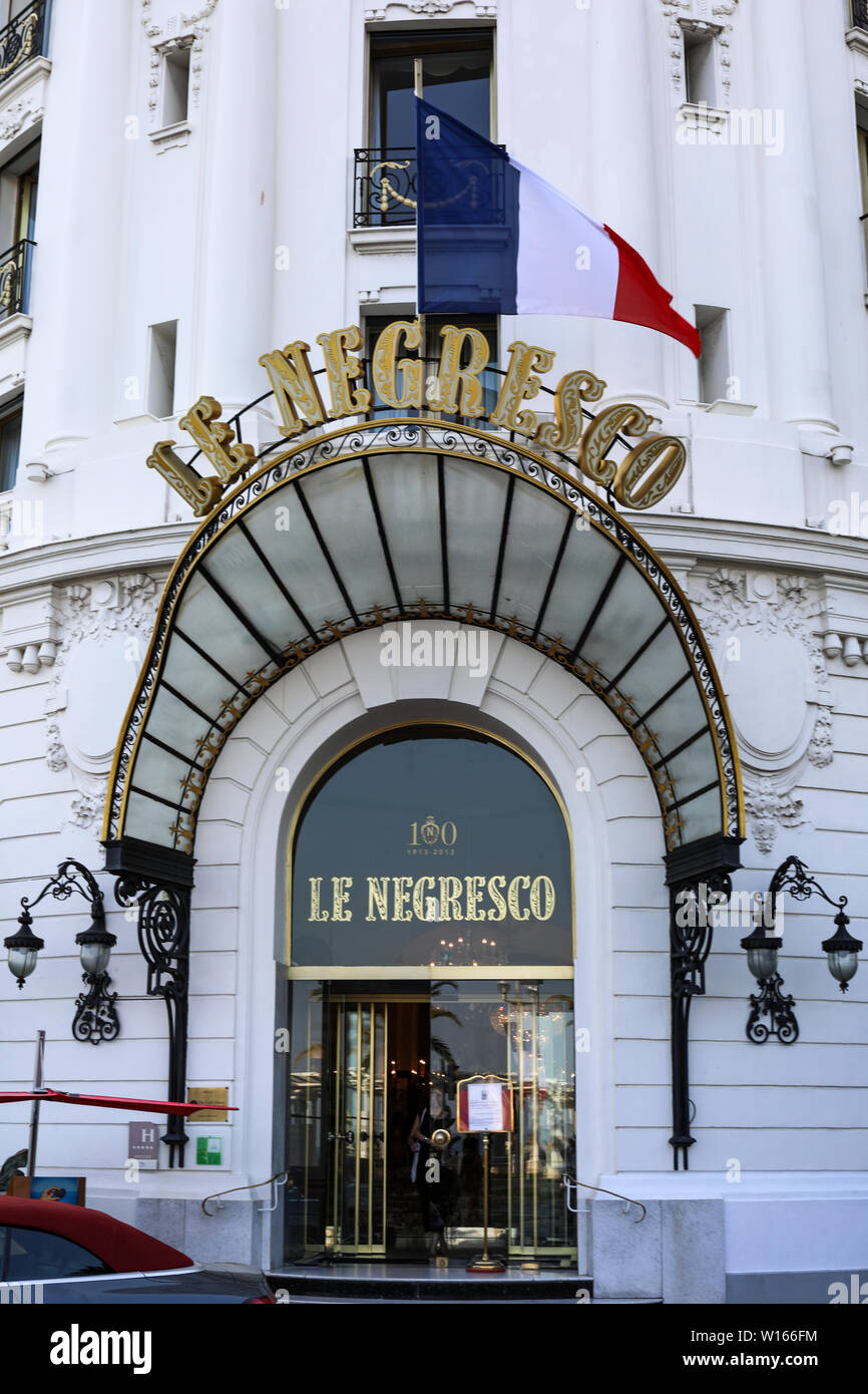 Französische Trikolore Flagge über dem Hotel Negresco Eingang am französischen Nationalfeiertag in Nizza, Frankreich Stockfoto