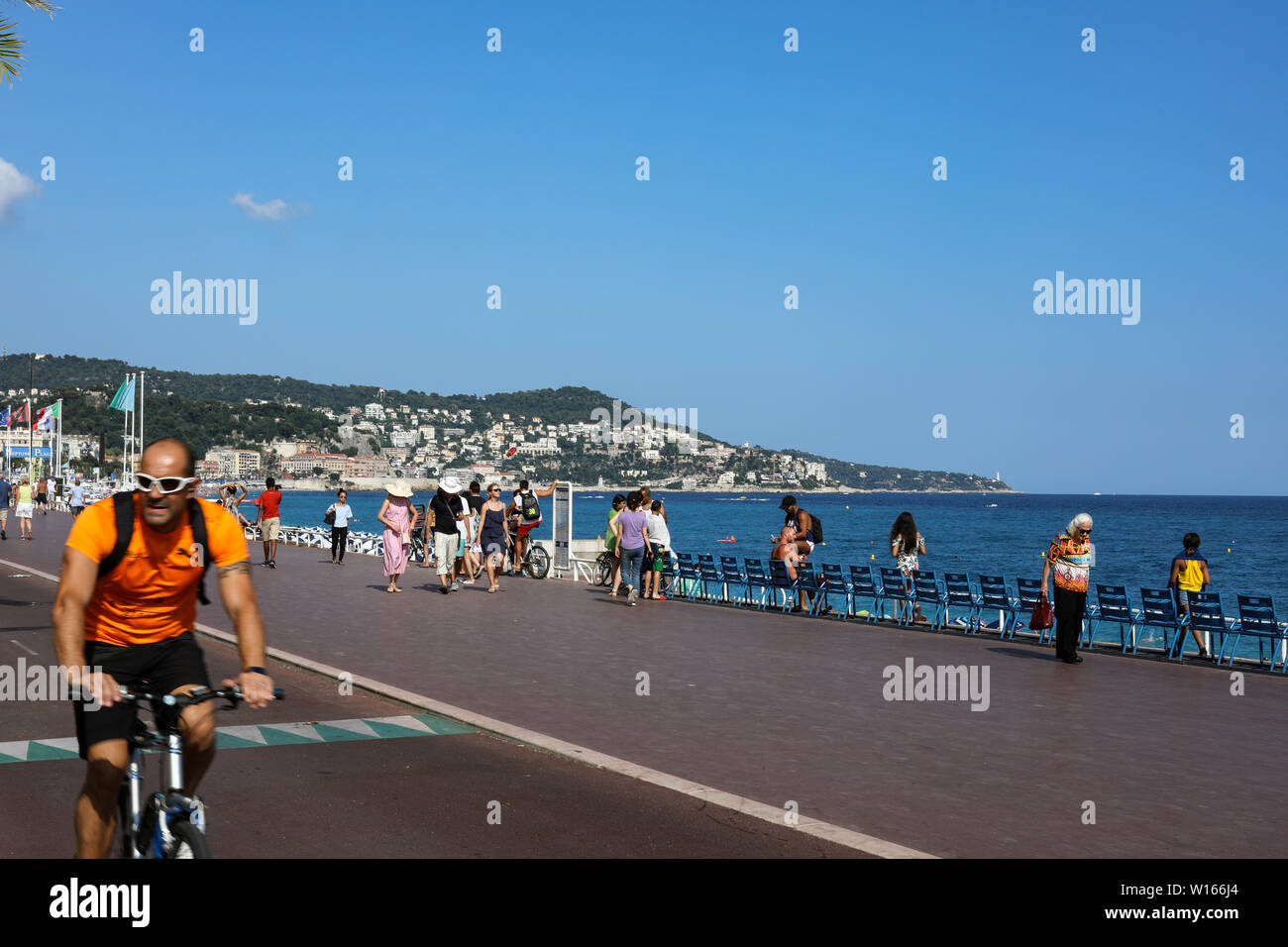 Menschen Spazieren und Radfahren auf der Promenade des Anglais in Nizza, Frankreich Stockfoto