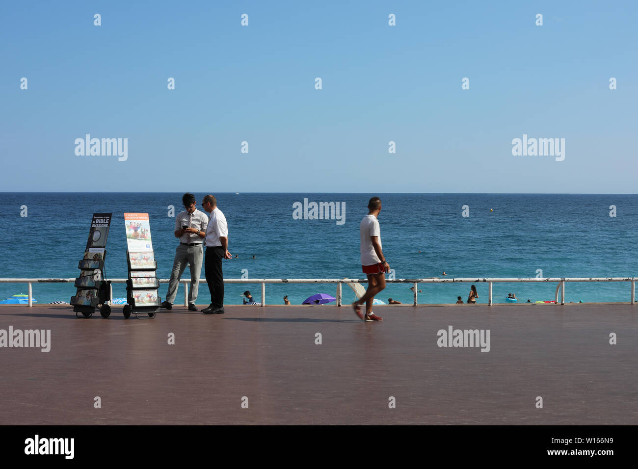 Mann verteilen Zeugen Jehovas auf der Promenade des Anglais in Nizza, Frankreich Stockfoto