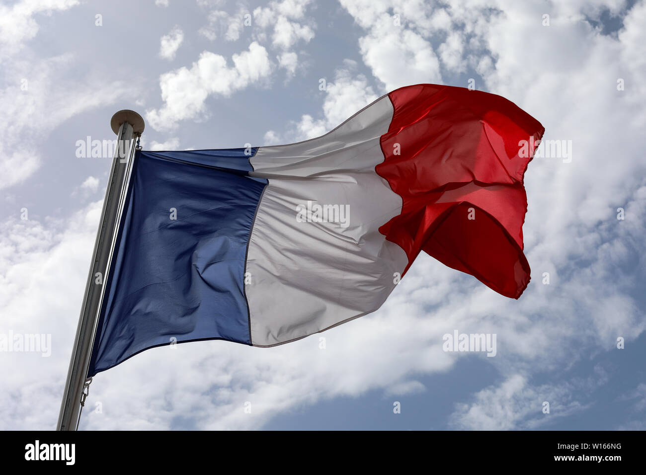 Trikolore gegen Himmel am Nationalen Frankreich in Nizza, Frankreich Stockfoto