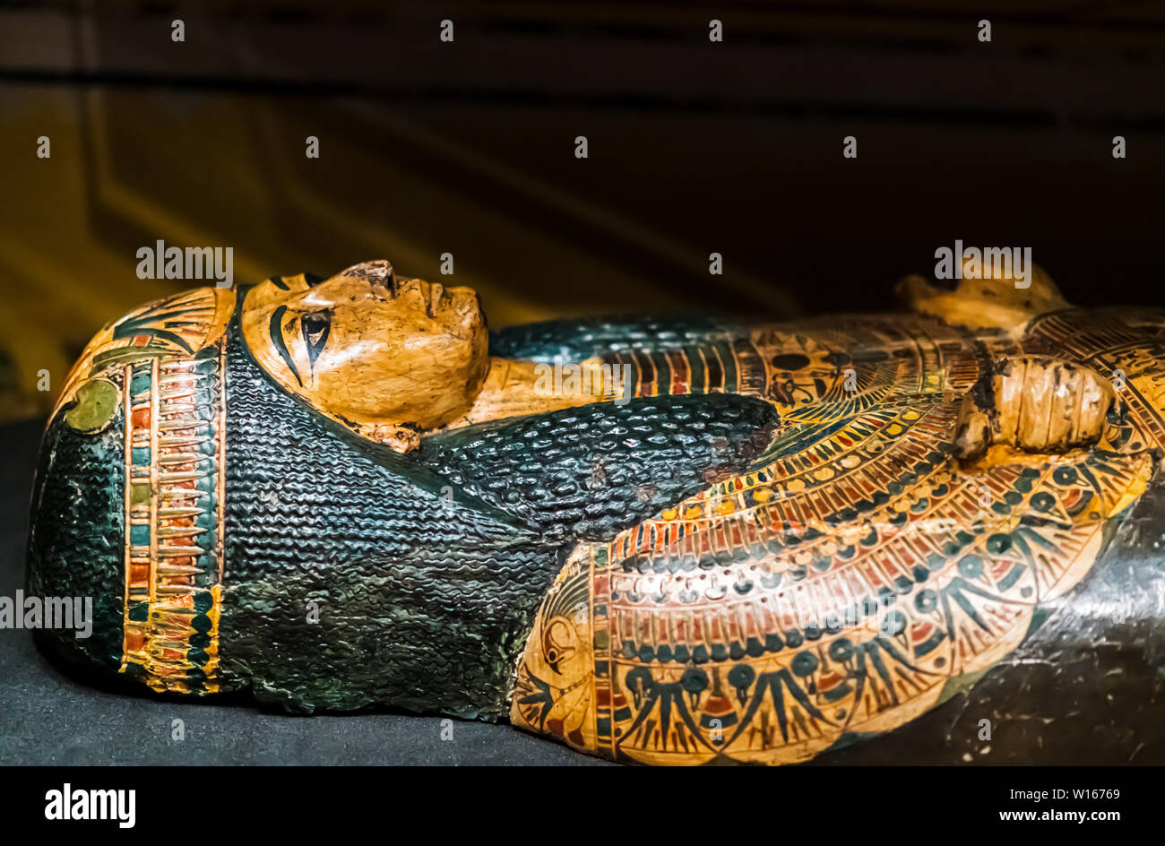 Antike Sarkophag auf dem Display mit einem schönen Grün und Gold Dekoration aus der alten ägyptischen Zeit Stockfoto