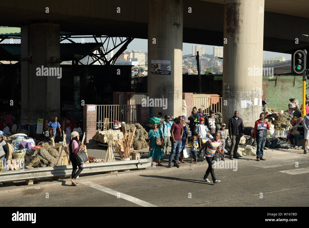 Durban, Südafrika, erwachsenen Mann jaywalking, Masse der Leute an der Kreuzung stehen, Stadtbild, Straße, Schnappschüsse, Alltag, Lifestyle Stockfoto