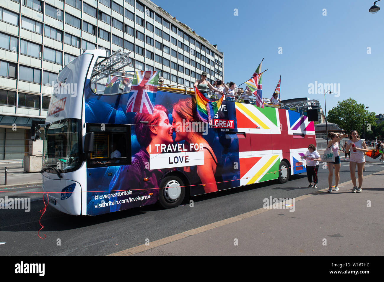 Dieser Bus steht für das Vereinigte Königreich auf der Paris 2019 Gay Pride Stockfoto