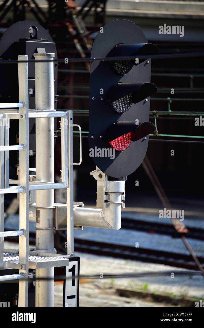 Chicago, Illinois, USA. Ein rotes Signal verbietet Zug Bewegung auf einer Strecke im unwahrscheinlichen Ort der Innenstadt von Chicago. Stockfoto