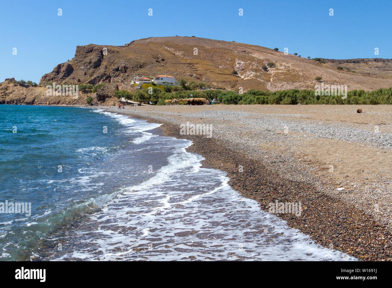 Strand von Podaras, in der Nähe der Mesotopos Dorf, Lesbos, Ägäis, Griechenland. Es ist ein Kiesstrand mit kristallklarem, tiefen Wasser, dass genießt calmn Stockfoto