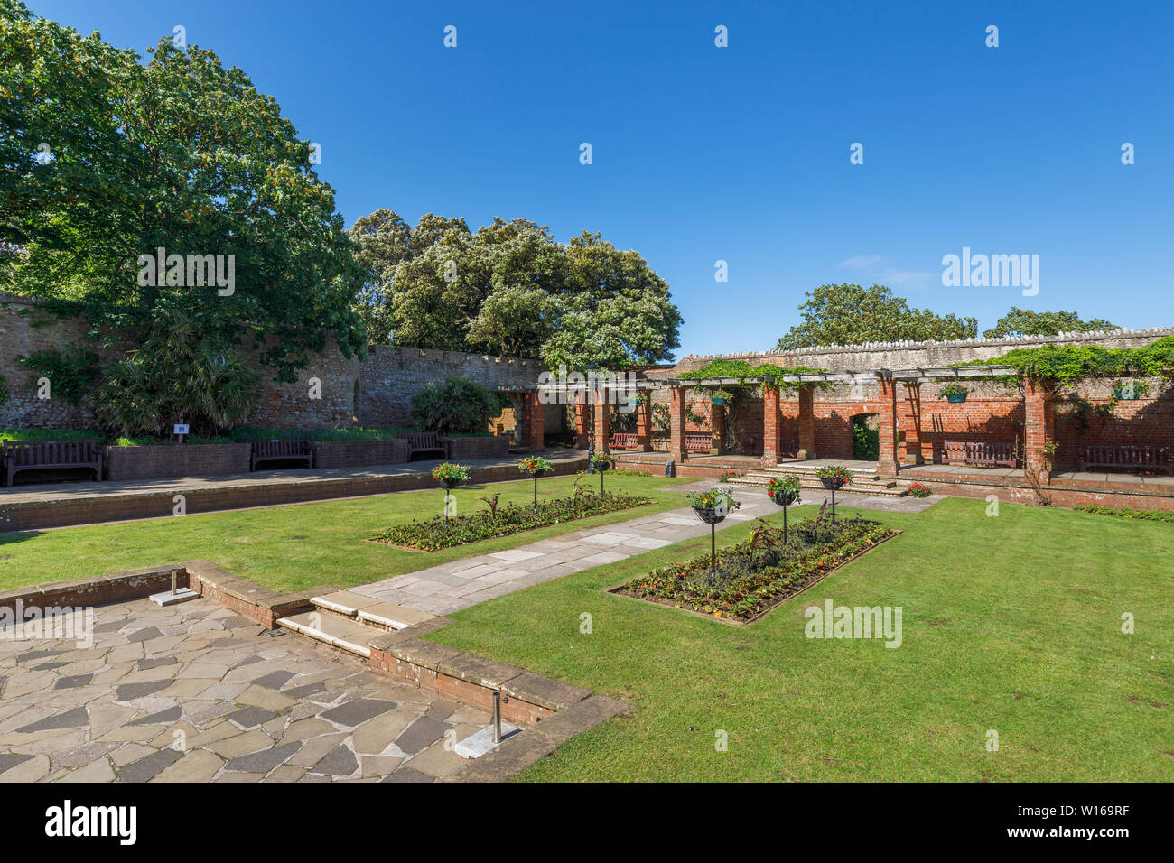 Formal angelegten Garten und Pergola in Connaught Gardens in Sidmouth, einem kleinen beliebten Südküste Küstenstadt in Devon, im Südwesten Englands Stockfoto