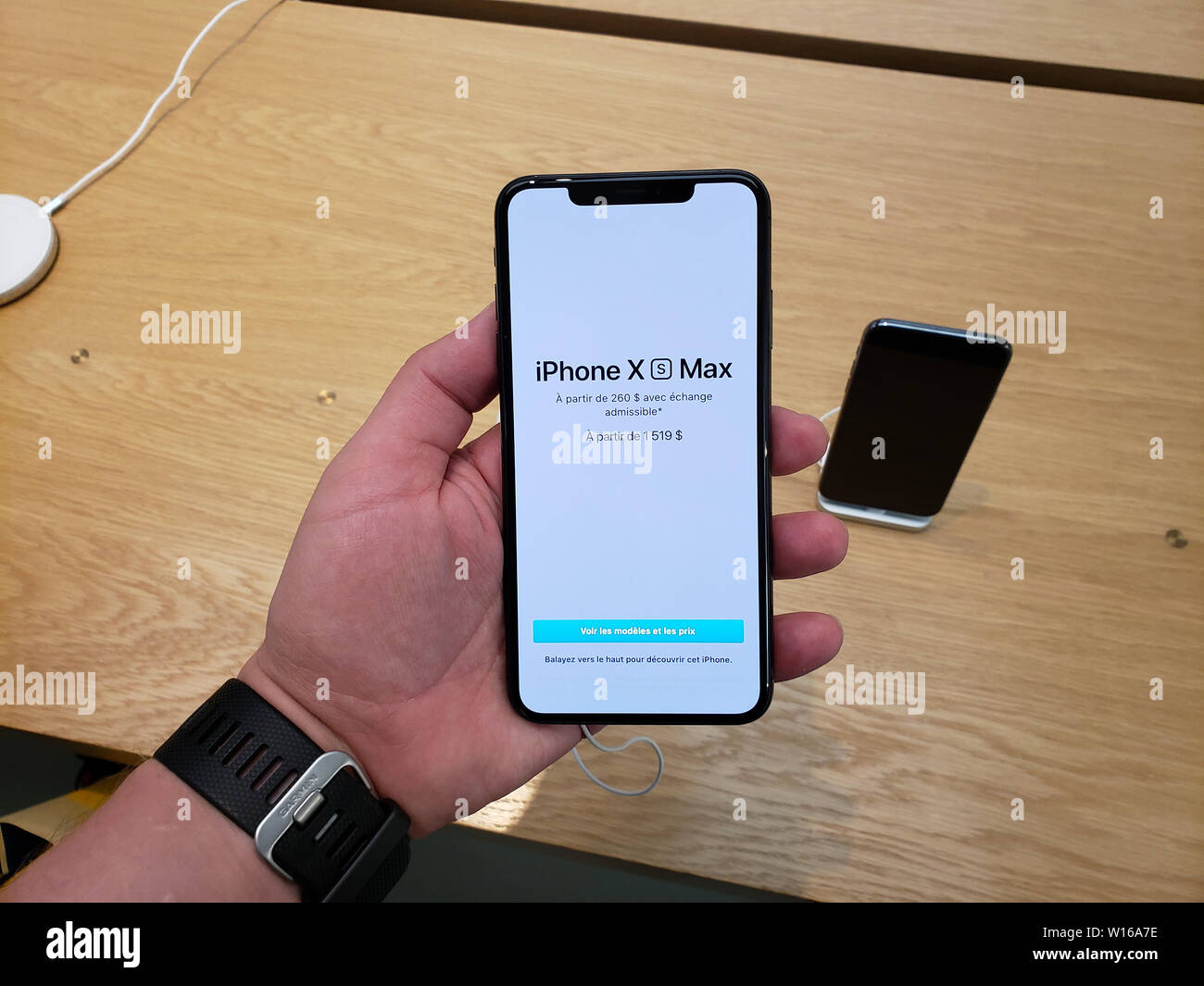 MONTREAL, KANADA - 20. JUNI 2019: Apple iPhone XS Max in einer Hand im Apple Store. Apple Inc. ist eine US-amerikanische multinationale Unternehmen Hauptsitz Stockfoto