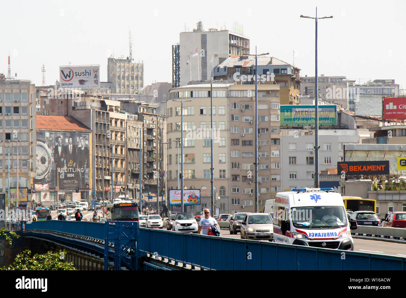 Belgrad, Serbien - April 25, 2019: Verkehr an Branko Brücke mit dem Fahren Fahrzeuge und Fußgänger zu Fuß, mit dem Blick auf die Stadt Stockfoto