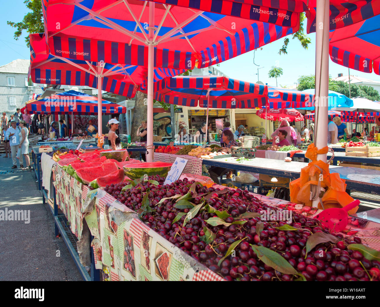 Shopper Augen die Wassermelonen im öffentlichen Obst- und Blumenmarkt in der Nähe des Diokletianpalastes, Split, Kroatien. Stockfoto