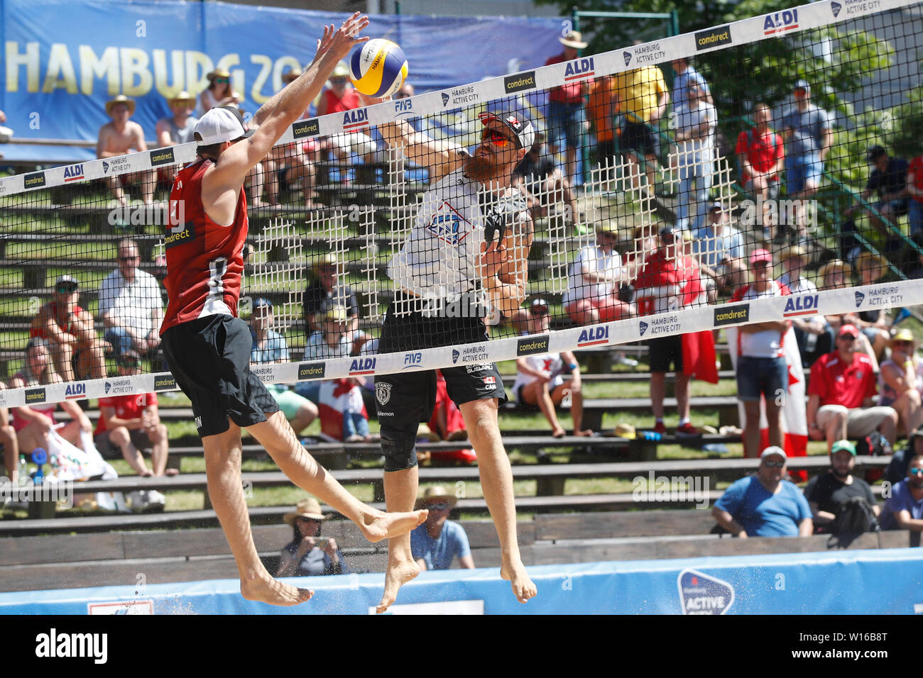 29-06-2019: Beachvolleybal: Wereld kampioenschap: Hamburg WK Beachvolleybal 2019 - Dag 1 - Hamburg - Duitsland L-R Sam Pedlow (CAN,1), Sam Schachter (CAN,2), Adrian Heidrich (SUI,1), Mirco Gerson (SUI,2) Stockfoto