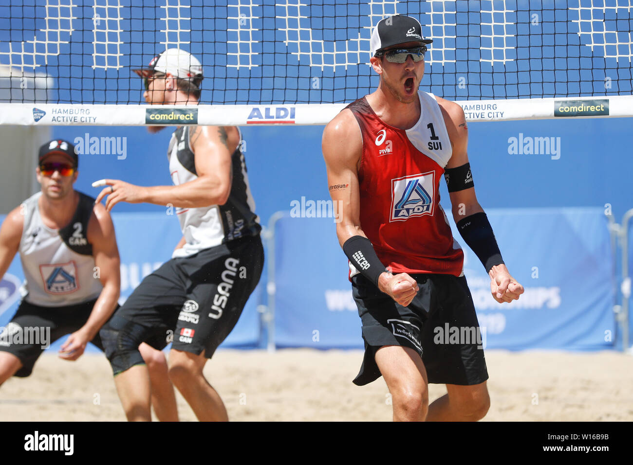 29-06-2019: Beachvolleybal: Wereld kampioenschap: Hamburg WK Beachvolleybal 2019 - Dag 1 - Hamburg - Duitsland L-R Sam Pedlow (CAN,1), Sam Schachter (CAN,2), Adrian Heidrich (SUI,1), Mirco Gerson (SUI,2) Stockfoto