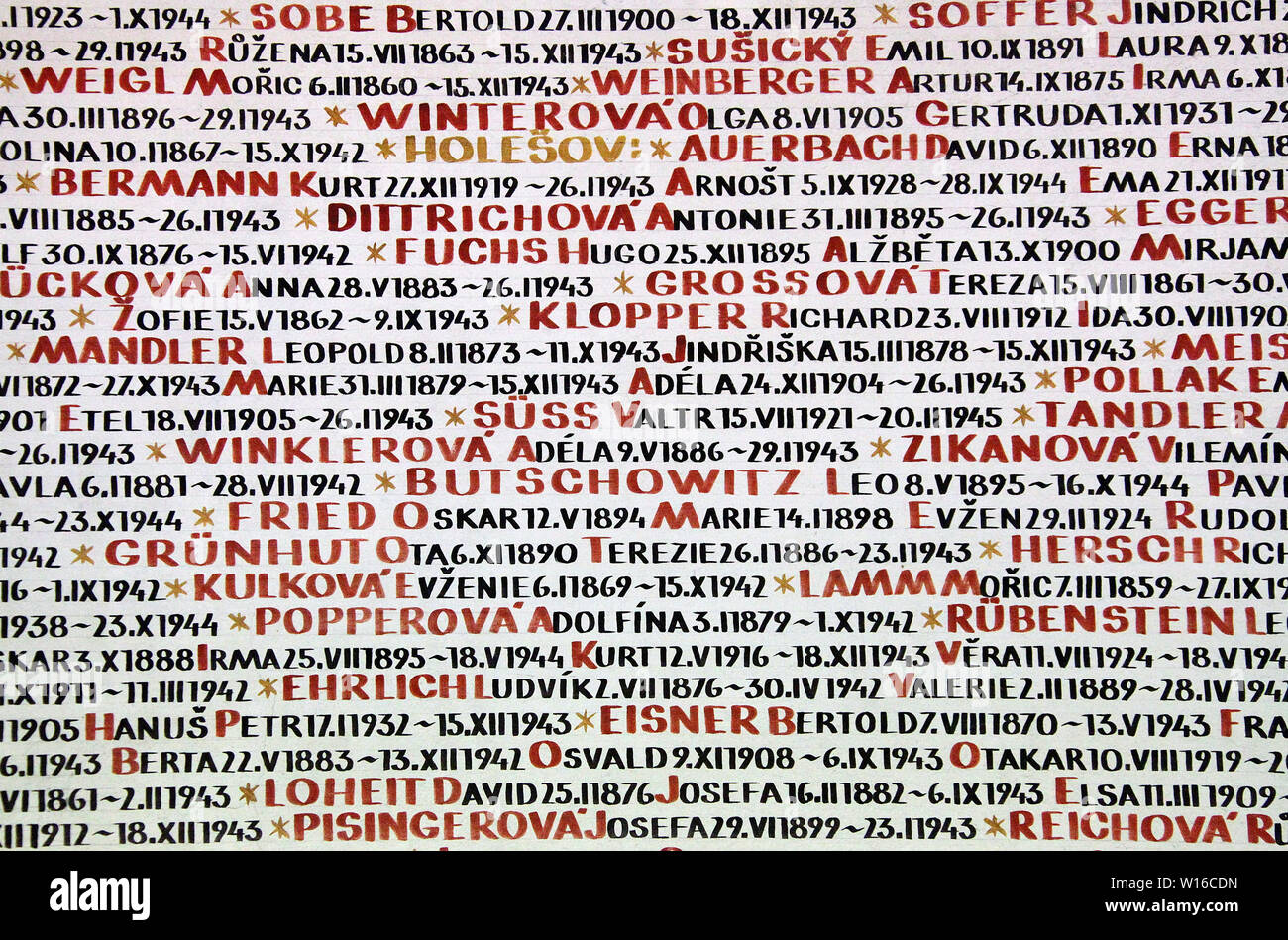 Die Namen der Juden, die im Holocaust umgekommen sind auf den Wänden der Pinkas-synagoge in Prag eingeschrieben Stockfoto