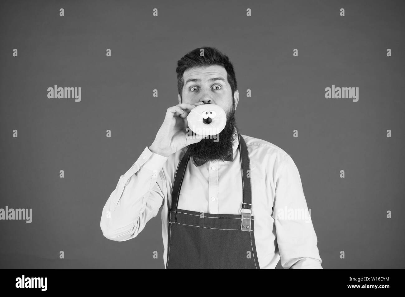 Ernahrung Und Gesundes Essen Backer Essen Donut Koch Mann Im Cafe Kalorie Fuhlen Hunger Bartige Backer Bartiger Mann Im Vorfeld Baker Halten Donut Lustige Hipster Professionelle Backer Susse Stimmung Stockfotografie Alamy