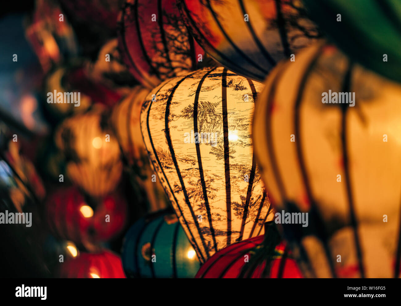 Handgefertigte bunten Laternen an der Market Street, der Alten Stadt Hoi An, Weltkulturerbe der Unesco in Vietnam, Detailansicht. Stockfoto