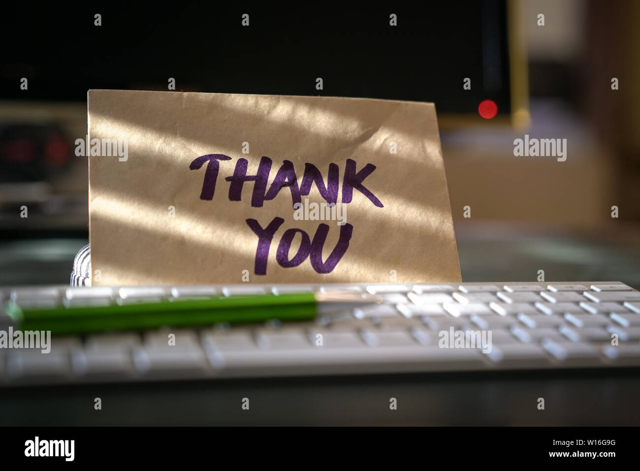 Danke Karte in einem braunen Umschlag links auf der Tastatur eines Büros Tabelle Stockfoto