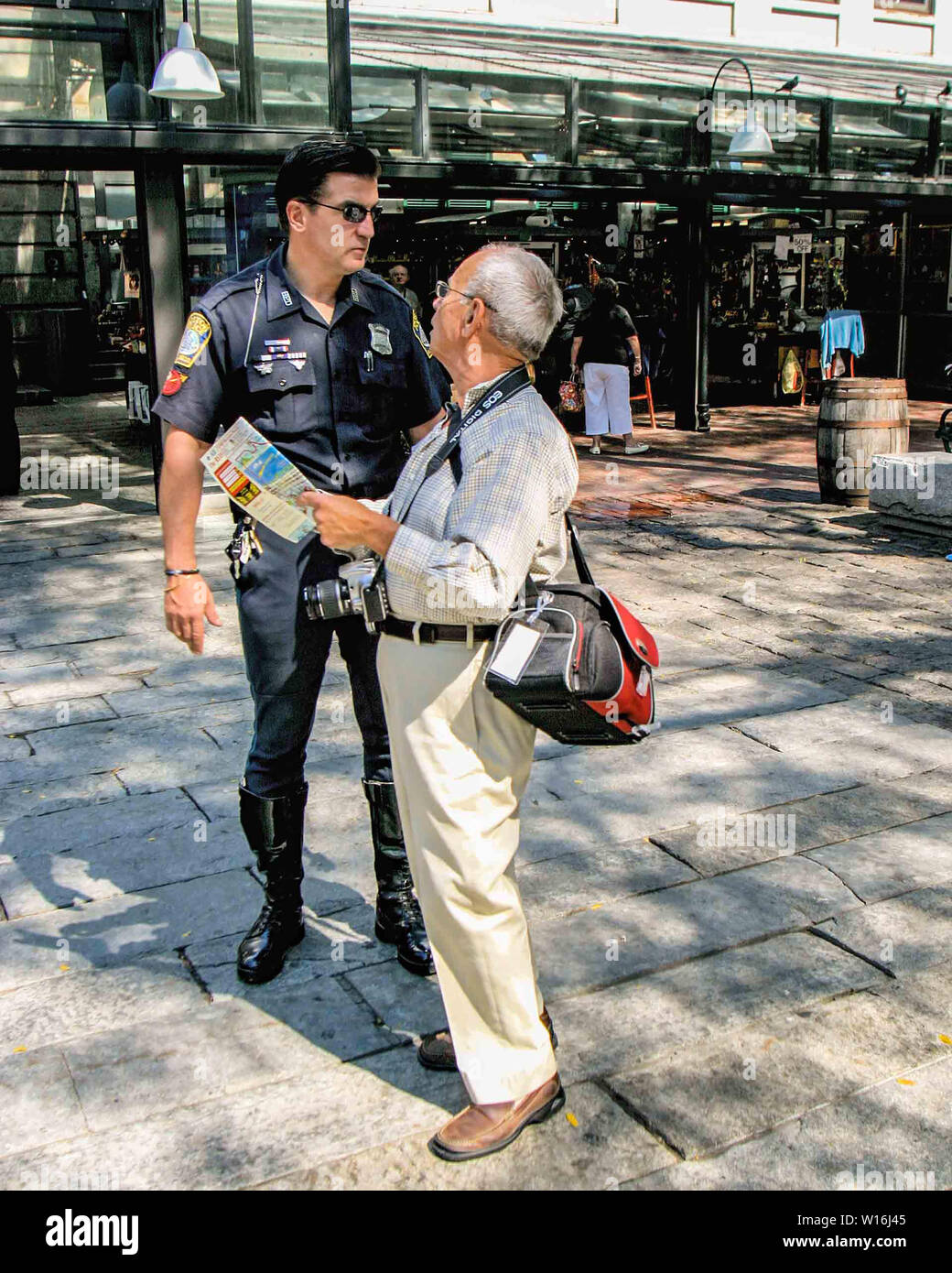 Boston, Massachusetts, USA. 8. Sep 2005. Ein Tourist fragt ein Polizist in Boston, Massachusetts. Credit: Arnold Drapkin/ZUMA Draht/Alamy leben Nachrichten Stockfoto