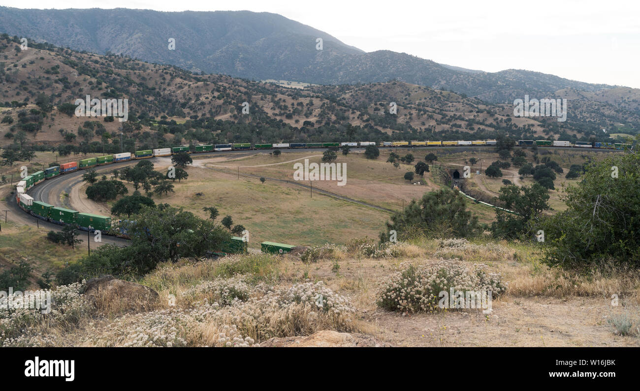 Die Abbildung zeigt die berühmten Tehachapi Loop in Kern County, Kalifornien. Stockfoto