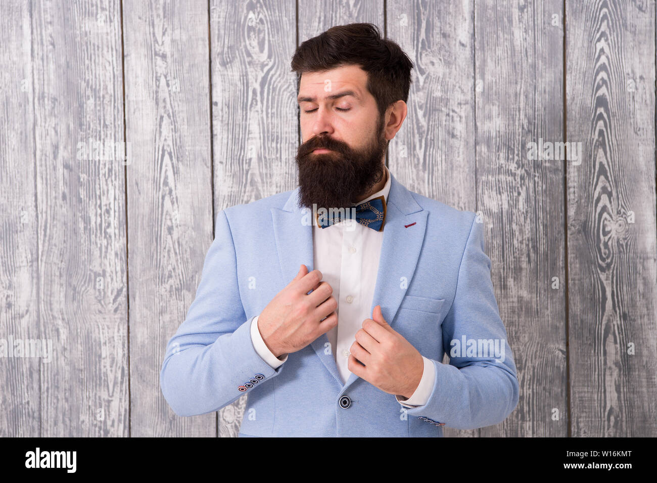 Kerl gut gepflegt aussehenden bärtigen Hipster tragen, Smoking. Romantische Hochzeit Outfit. Gentleman Style Friseur. Friseur Angebot der Pakete für den Bräutigam. Friseur Shop Konzept. Bart und Schnurrbart. Stockfoto