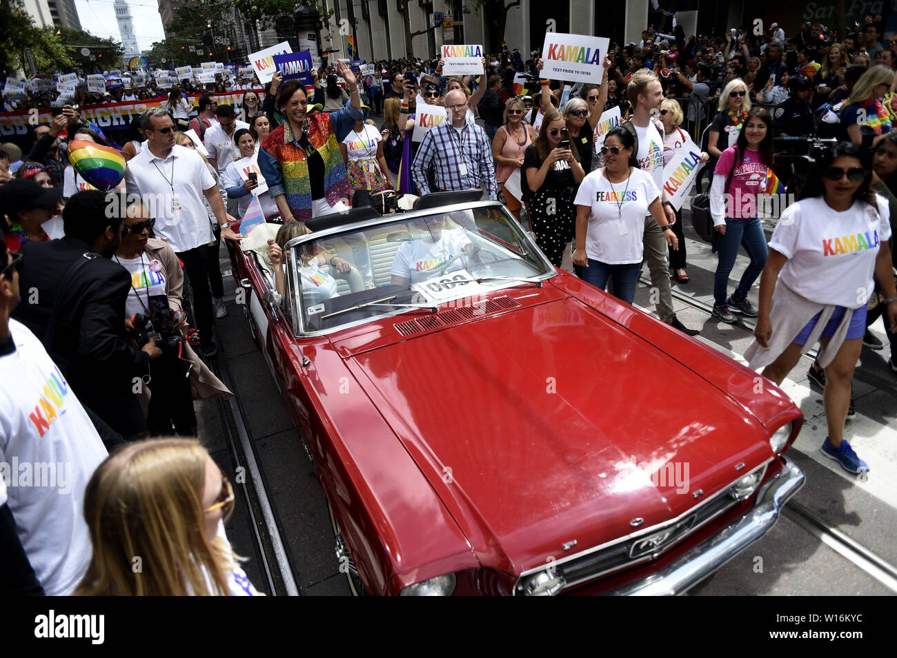 San Francisco, CA, USA. 30. Juni, 2019. San Francisco, CA, USA - US-Senator von New York und Präsidentschaftskandidat, Kamala Harris nahm an dieser Jahre Pride Parade in San Francisco am 30. Juni. Credit: Neal Gewässer/ZUMA Draht/Alamy leben Nachrichten Stockfoto