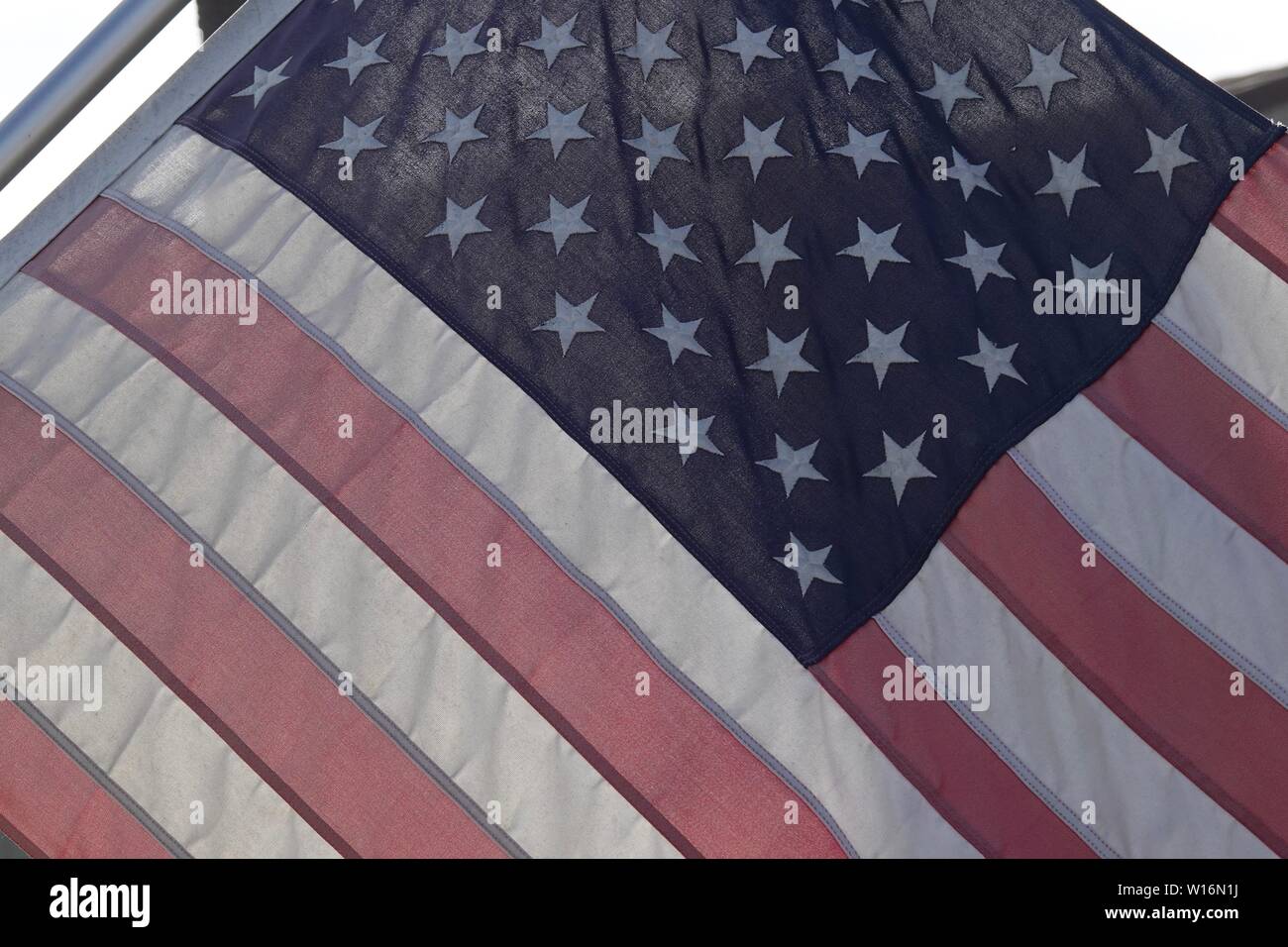 Die amerikanische Flagge vor blauem Himmel. Stockfoto