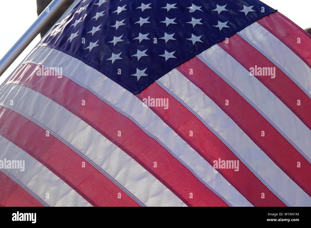 Die amerikanische Flagge vor blauem Himmel. Stockfoto