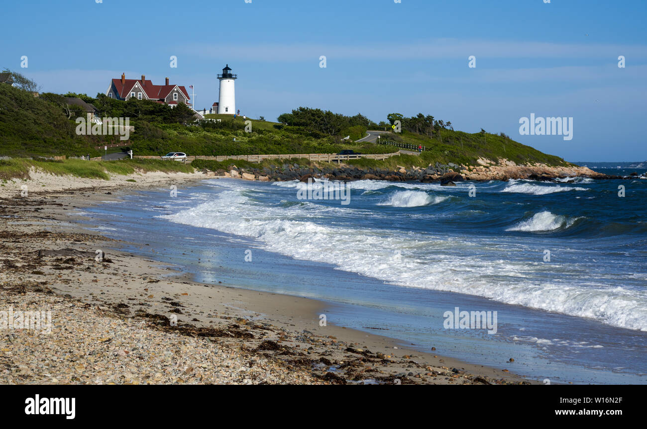 Schwere Brandung an der Küste mit Blick auf nobska Licht Leuchtturm Stockfoto