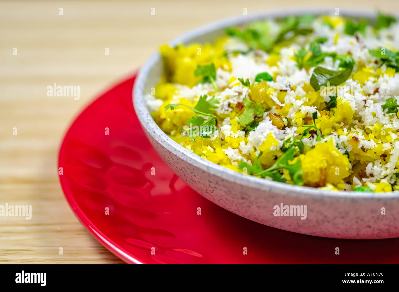Nordindische Essen Poha in einer Schüssel auf einem roten Schild Stockfoto