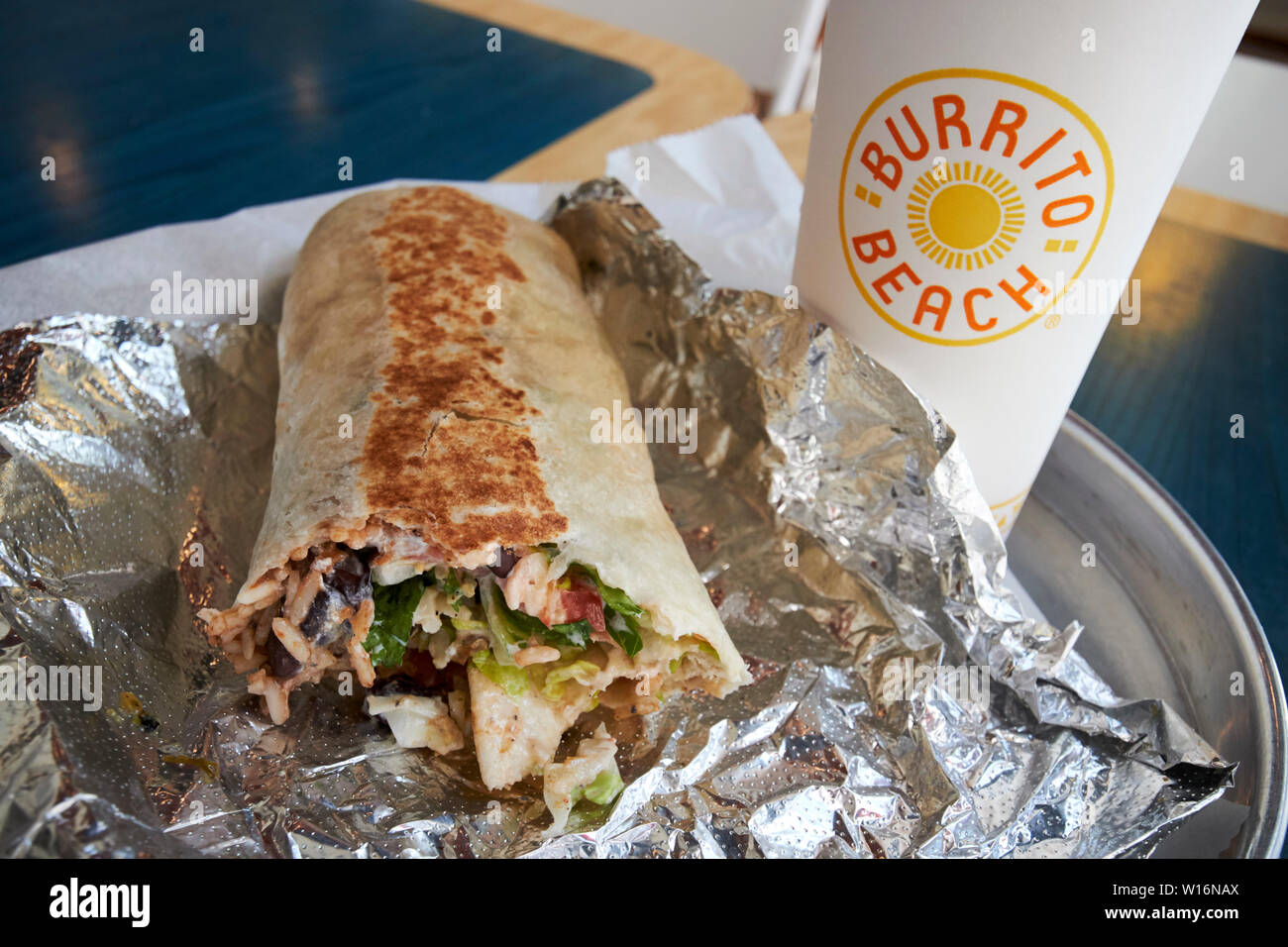 Burrito Strand burrito in Silber Papier mit Trinken Mahlzeit Chicago IL USA Stockfoto