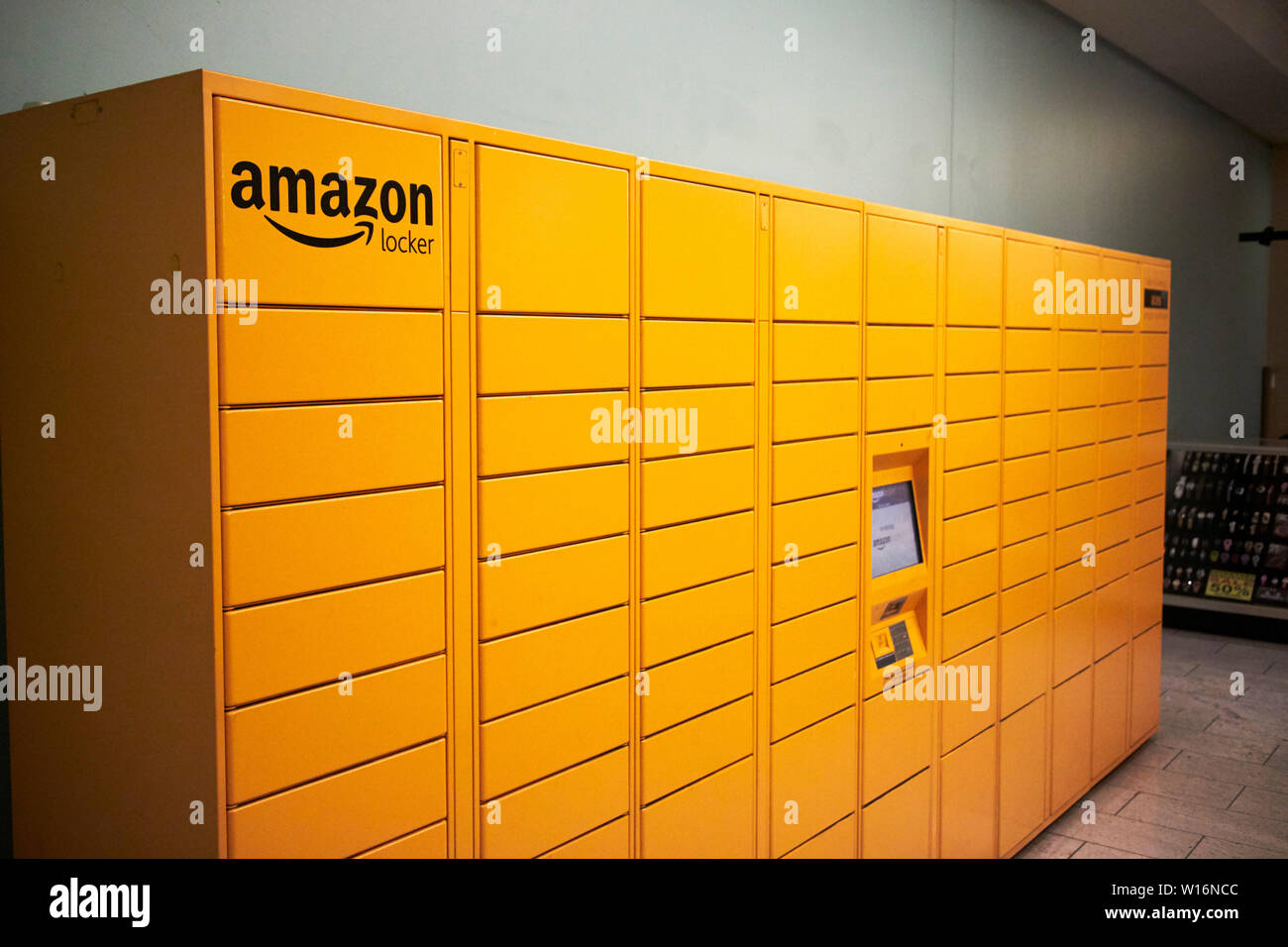 Gelb amazon Schließfach Abholpunkt self-Service Delivery System in einem Einkaufszentrum in Chicago, IL USA Stockfoto