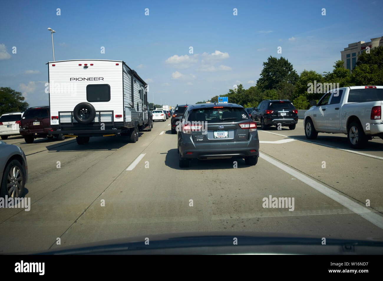 Staus im Berufsverkehr fahren um indianapolis als Beitritt Autos verlassen auf der Interstate USA Stockfoto
