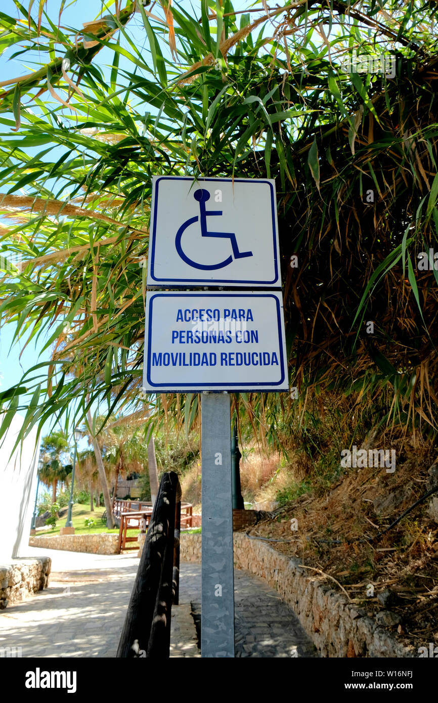 Schild am Strand Burriana in Nerja, Spanien für einen Zugriffspfad für Besucher mit eingeschränkter oder eingeschränkter Mobilität; Rollstuhl Logo oder Symbol in Spanien. Stockfoto