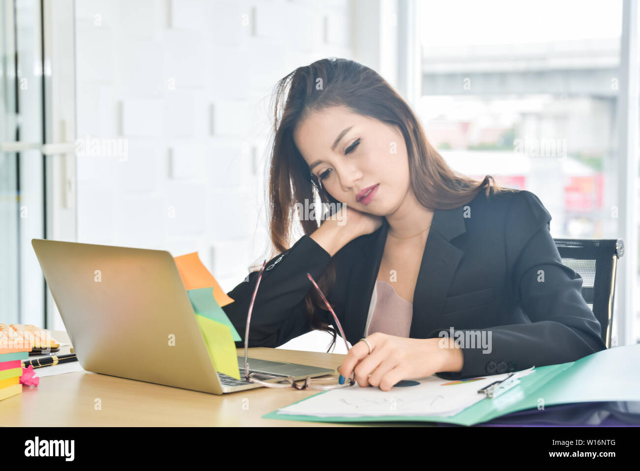 Betonte business Frau sitzt und halten Hals, weil der Schmerz Schulter- und Nackenschmerzen im modernen Office, Office Syndromkonzept Stockfoto