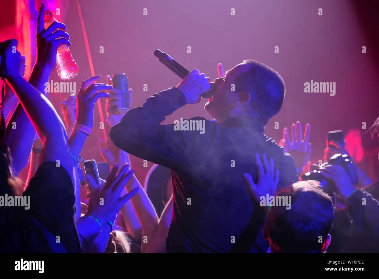 Pilton, Somerset, UK. Am 30. Juni 2019. Sänger Mike Skinner von den Straßen zu singen und auf der Bühne auf dem Glastonbury Festival, Somerset Credit: Dawn Fletcher-Park/Alamy leben Nachrichten Stockfoto