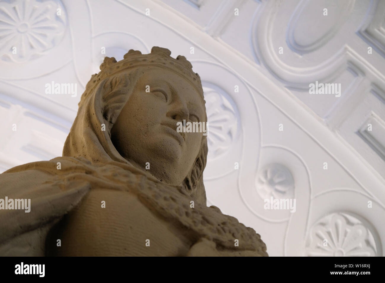 Nahaufnahme der Queen Isabelle La Catolica Statue im Vorraum oder das Atrium am Eingang der Stadt Halle (Plaza de Ayuntamiento) in Granada, Spanien. Stockfoto