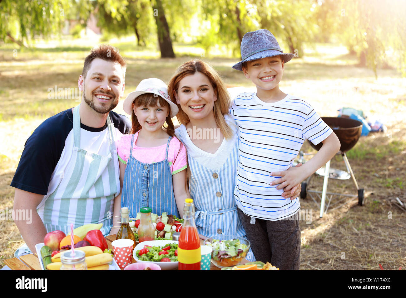Glückliche Familie mit Picknick auf Sommer Tag Stockfoto