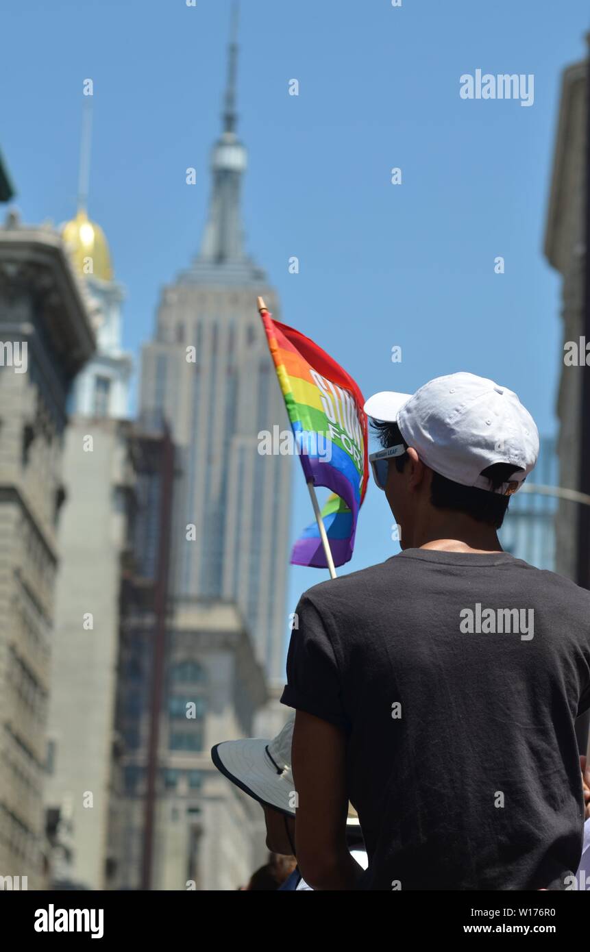Millionen von Menschen aus New York und rund um die Welt nahmen an den World Pride Parade entlang der Fifth Avenue in New York City am 30. Juni 2019. Stockfoto