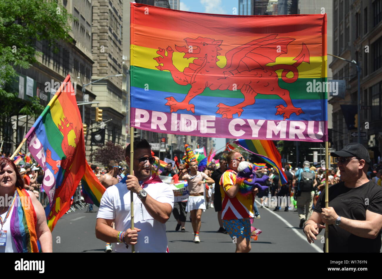 Millionen von Menschen aus New York und rund um die Welt nahmen an den World Pride Parade entlang der Fifth Avenue in New York City am 30. Juni 2019. Stockfoto