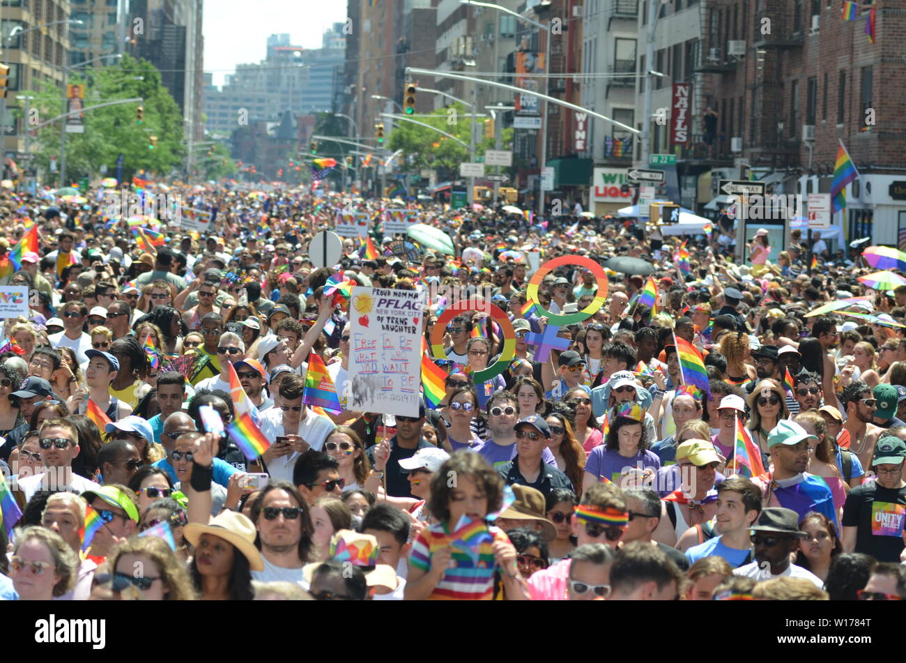 Millionen von Menschen aus New York und rund um die Welt nahmen an den World Pride Parade entlang der Fifth Avenue in New York City am 30. Juni 2019. Stockfoto